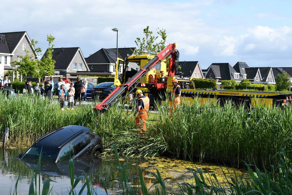 Auto belandt in het water