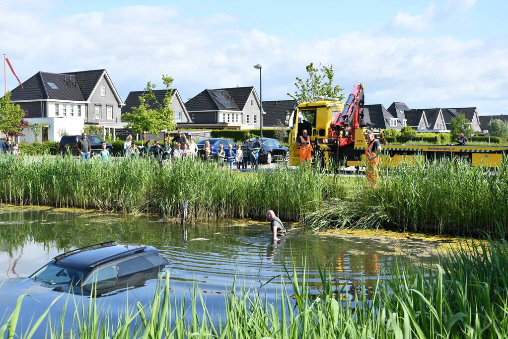 Auto belandt in het water