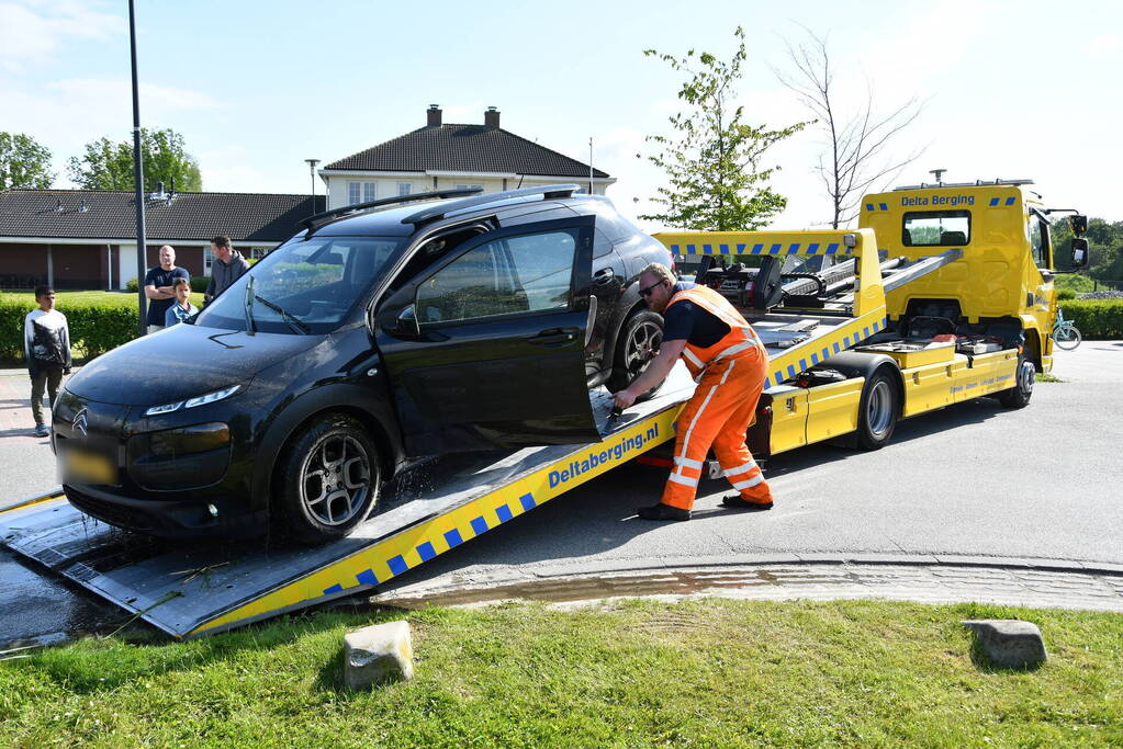 Auto belandt in het water