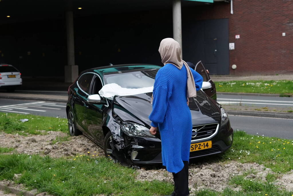 Veel schade aan twee auto's na botsing