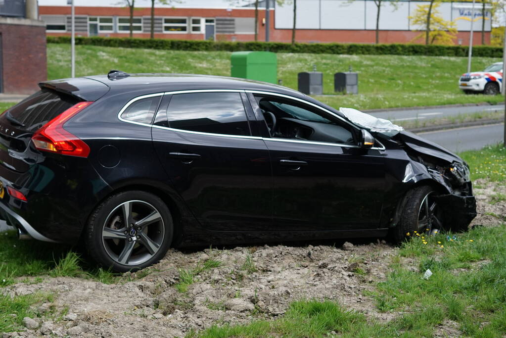 Veel schade aan twee auto's na botsing