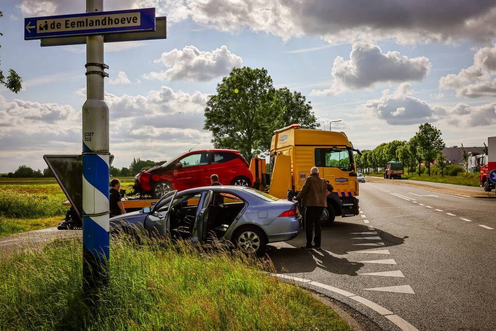 Automobiliste belandt met auto in de sloot