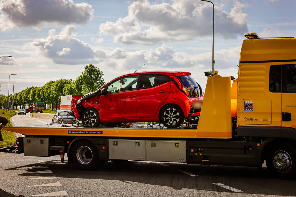 Automobiliste belandt met auto in de sloot