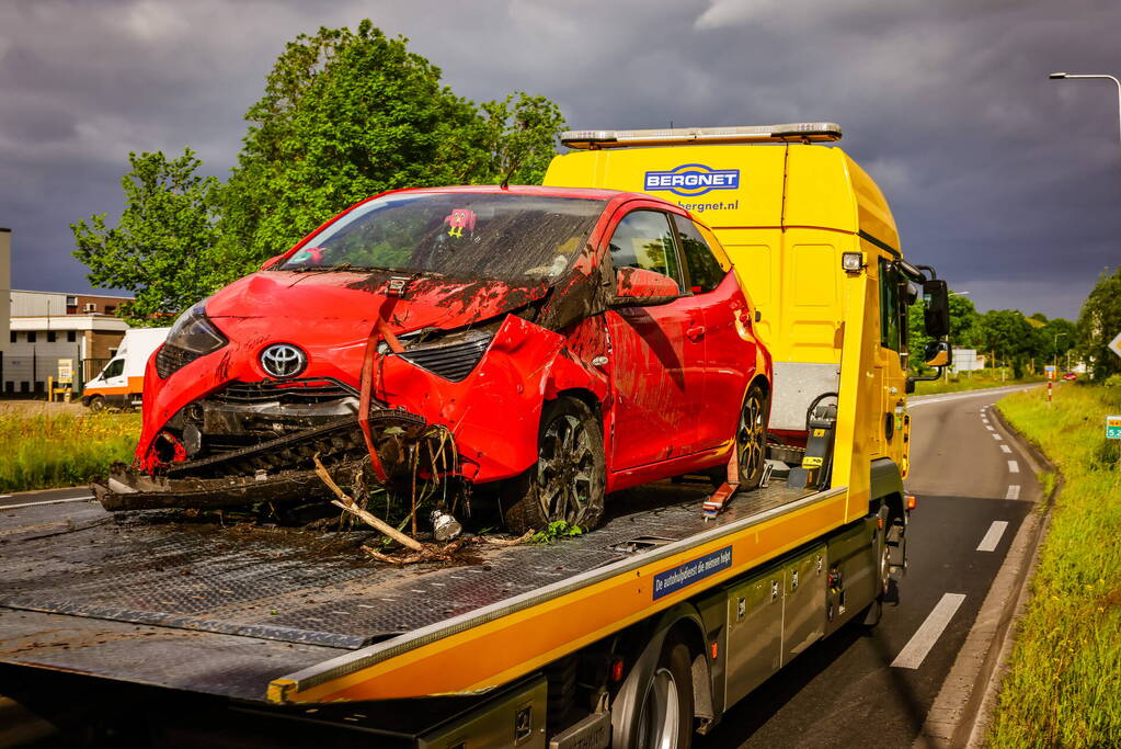 Automobiliste belandt met auto in de sloot