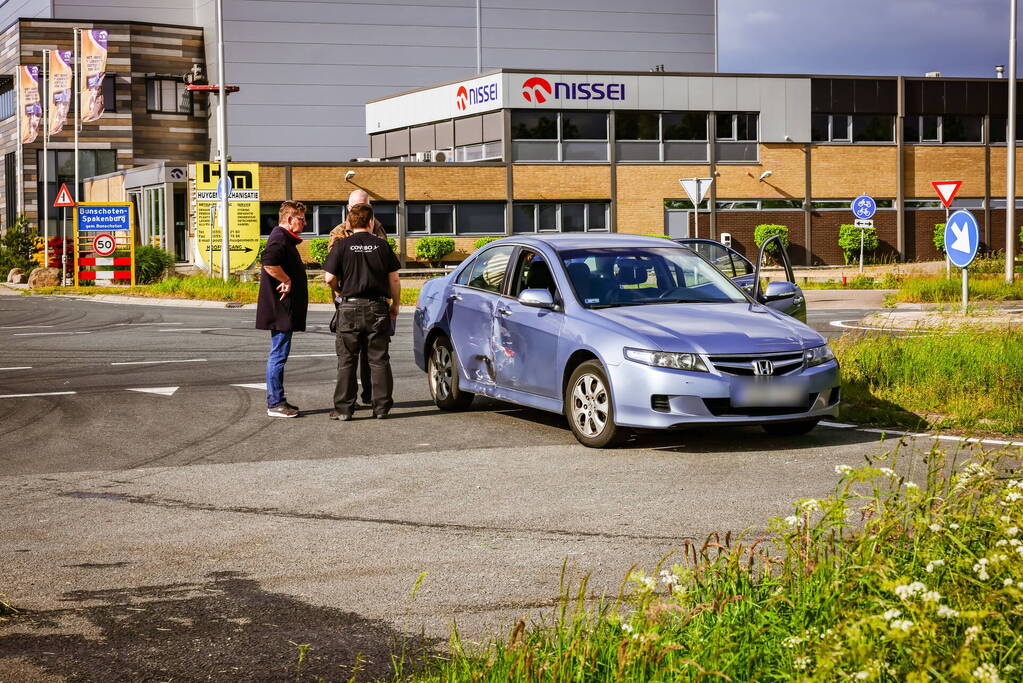 Automobiliste belandt met auto in de sloot