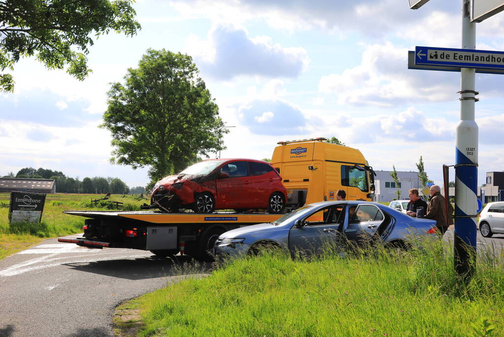 Automobiliste belandt met auto in de sloot