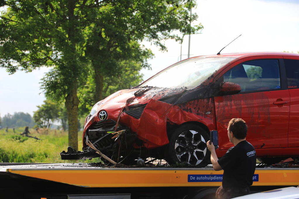 Automobiliste belandt met auto in de sloot