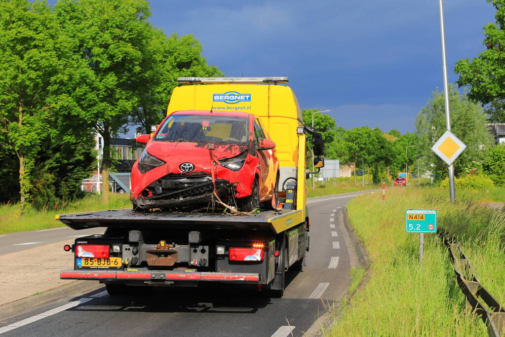 Automobiliste belandt met auto in de sloot