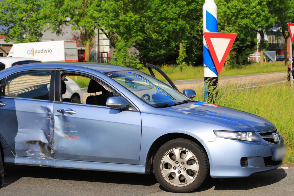 Automobiliste belandt met auto in de sloot