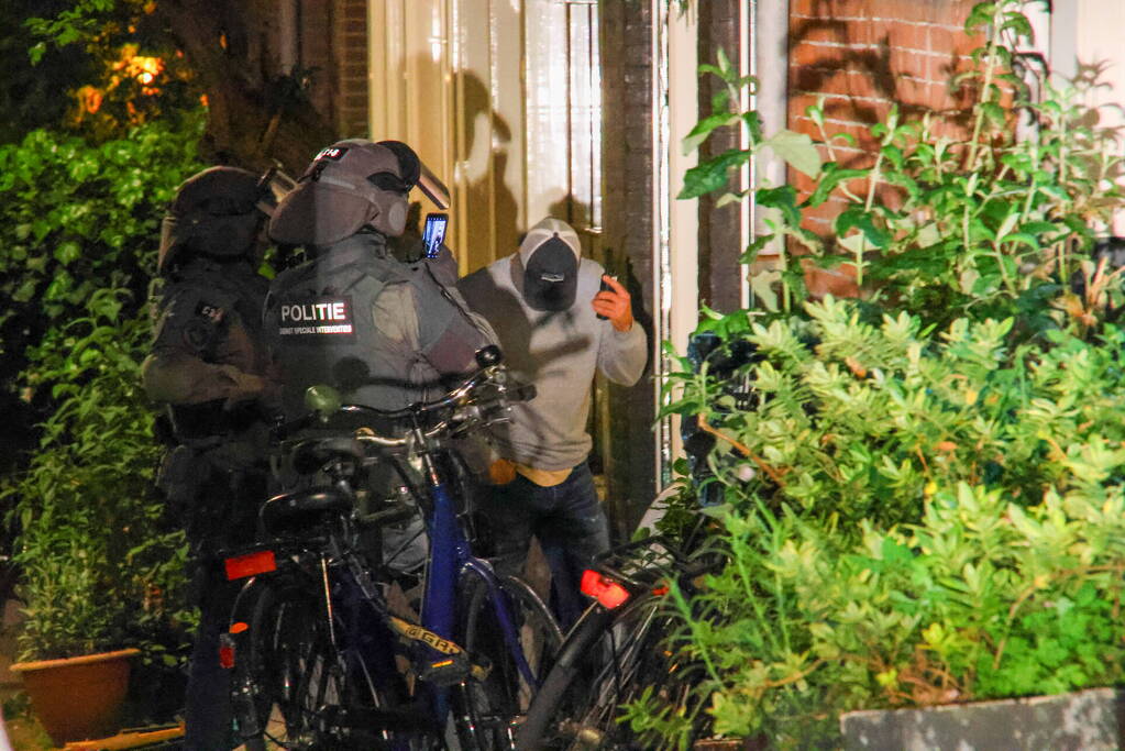 Arrestatieteam doet inval in woning