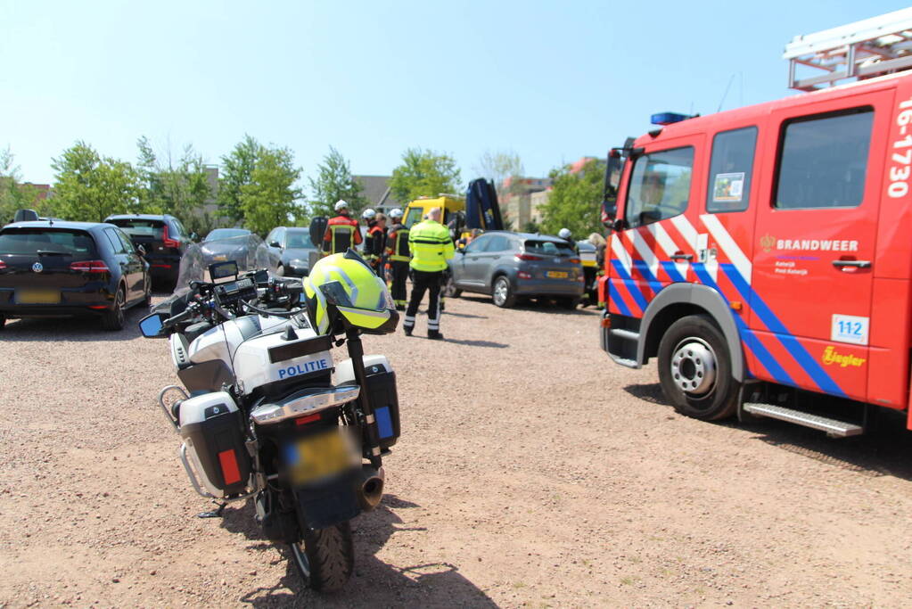 Elektrische personenauto rijdt oplaadpaal uit de grond