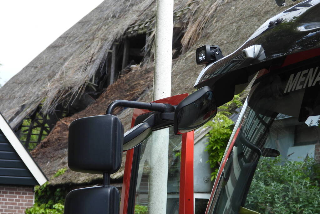 Brand in rietendak van woning