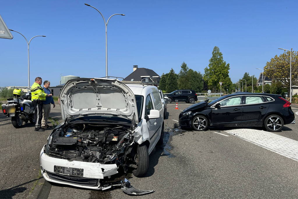 Grote schade na botsing tussen voertuigen