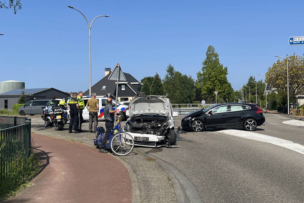 Grote schade na botsing tussen voertuigen