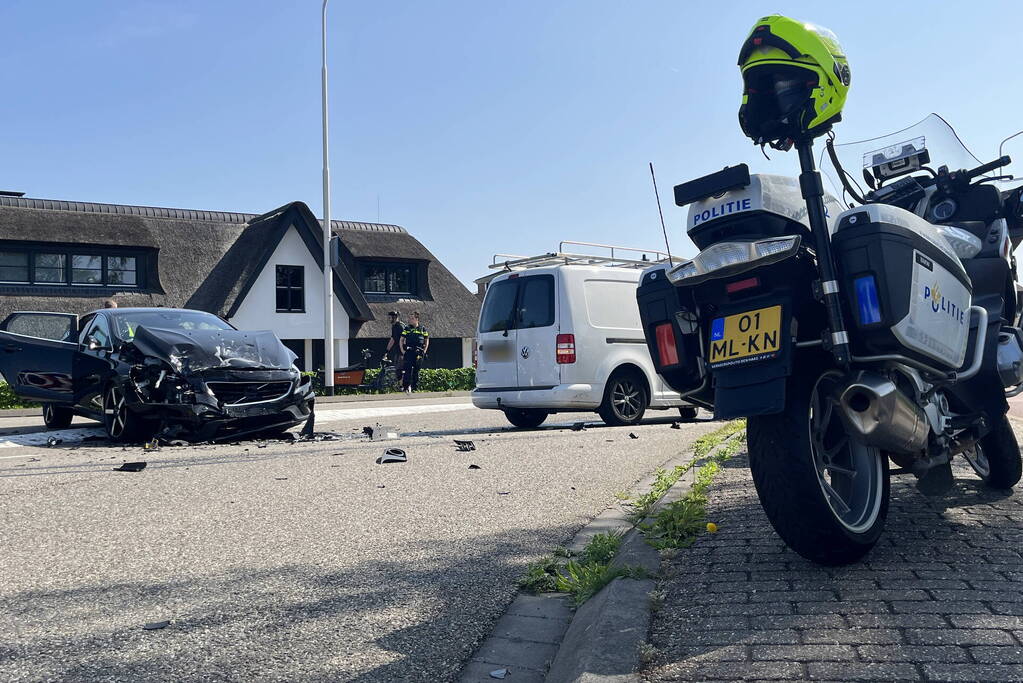 Grote schade na botsing tussen voertuigen