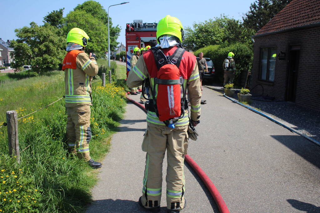 Brand in tuinhuis slaat over naar woning