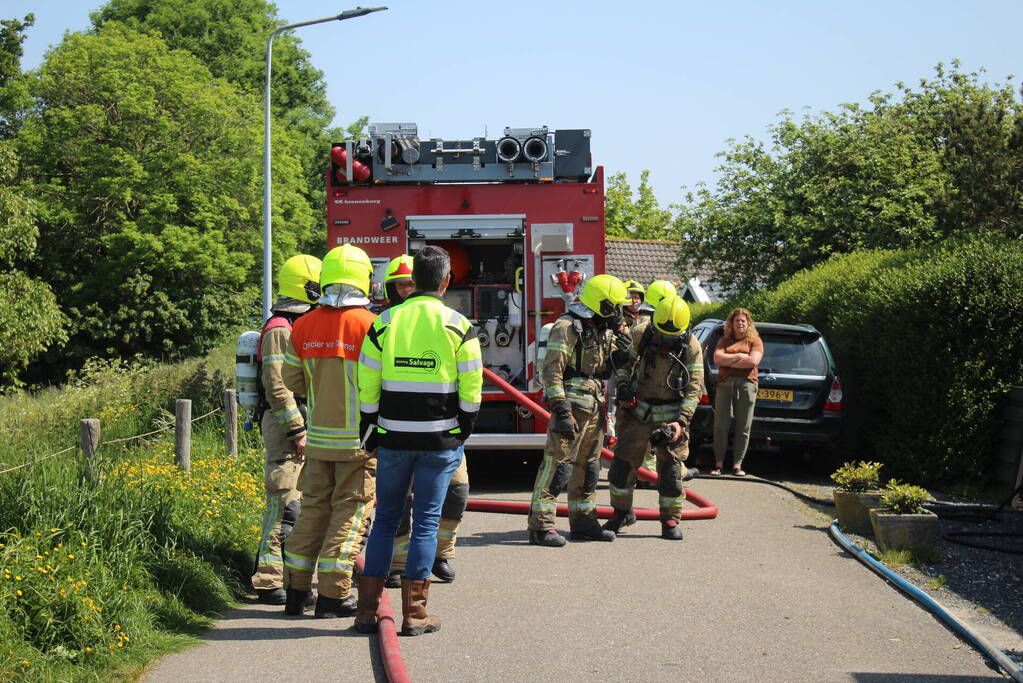 Brand in tuinhuis slaat over naar woning