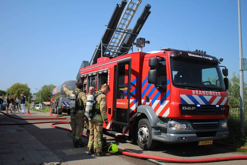 Brand in tuinhuis slaat over naar woning