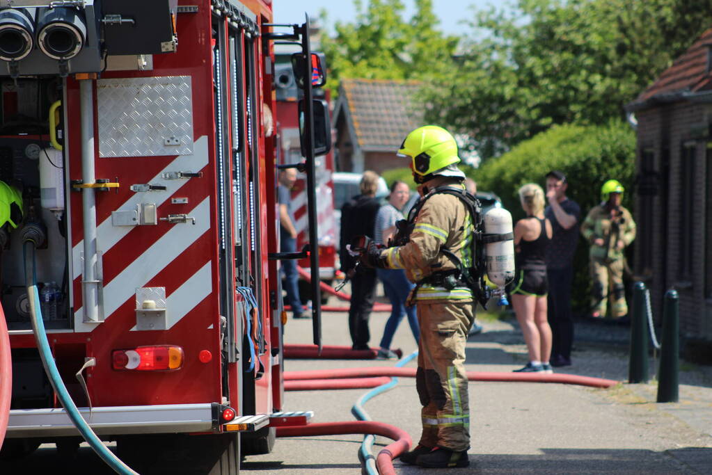 Brand in tuinhuis slaat over naar woning