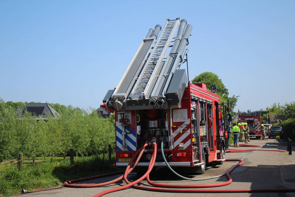 Brand in tuinhuis slaat over naar woning