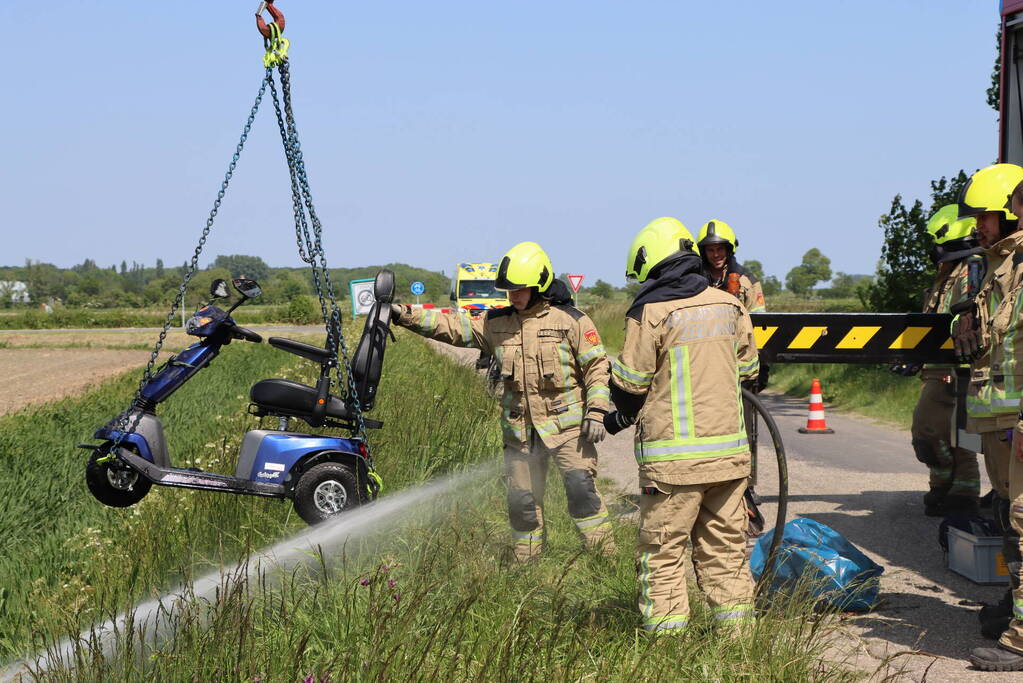 Man belandt met scootmobiel in sloot
