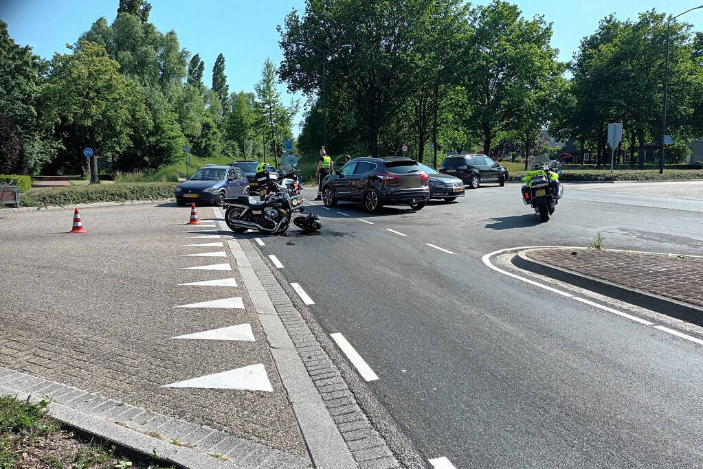 Motorrijder gewond bij botsing met auto op kruising