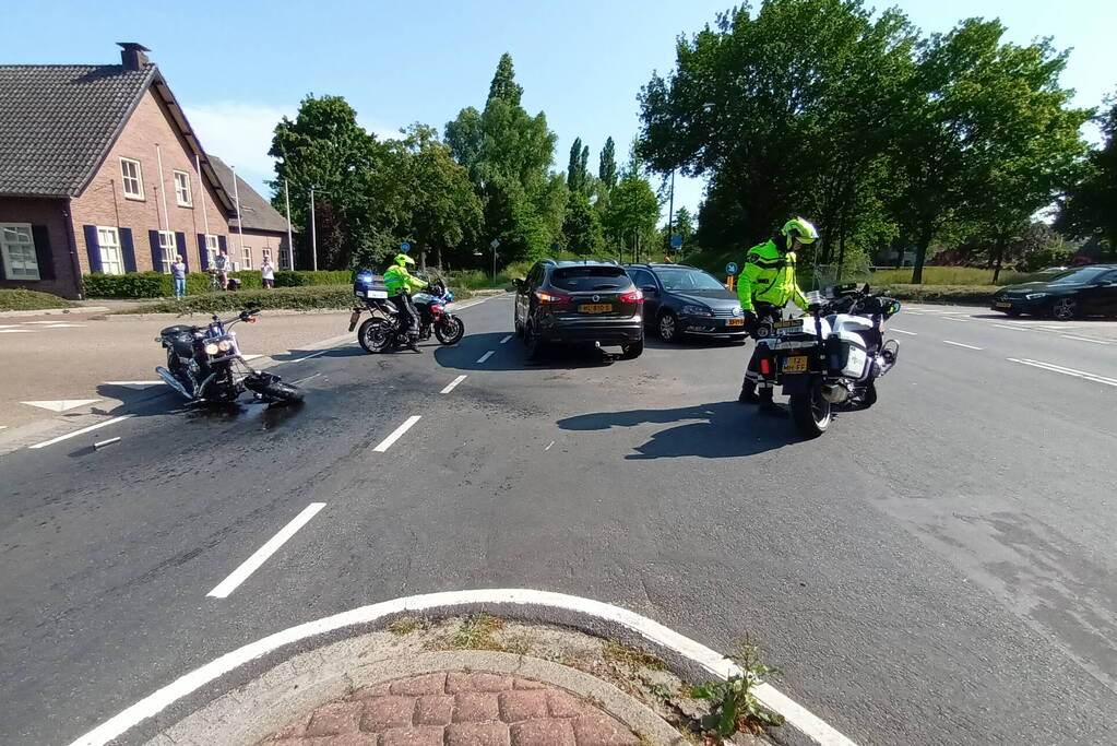 Motorrijder gewond bij botsing met auto op kruising