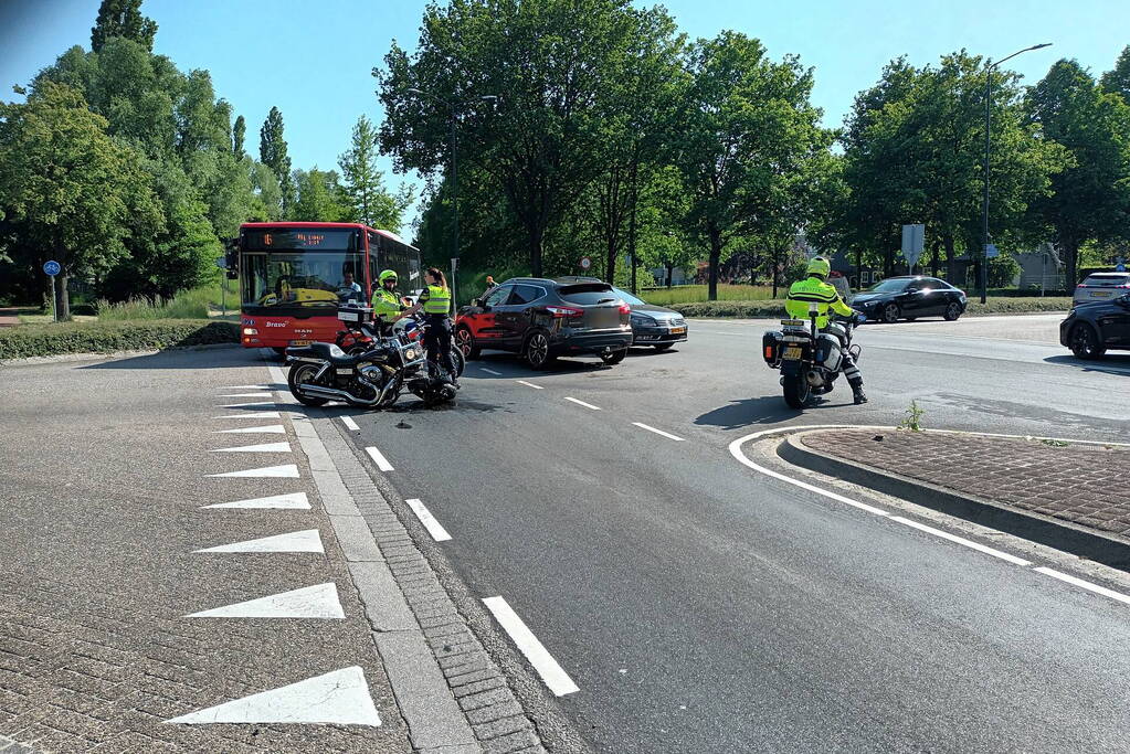 Motorrijder gewond bij botsing met auto op kruising