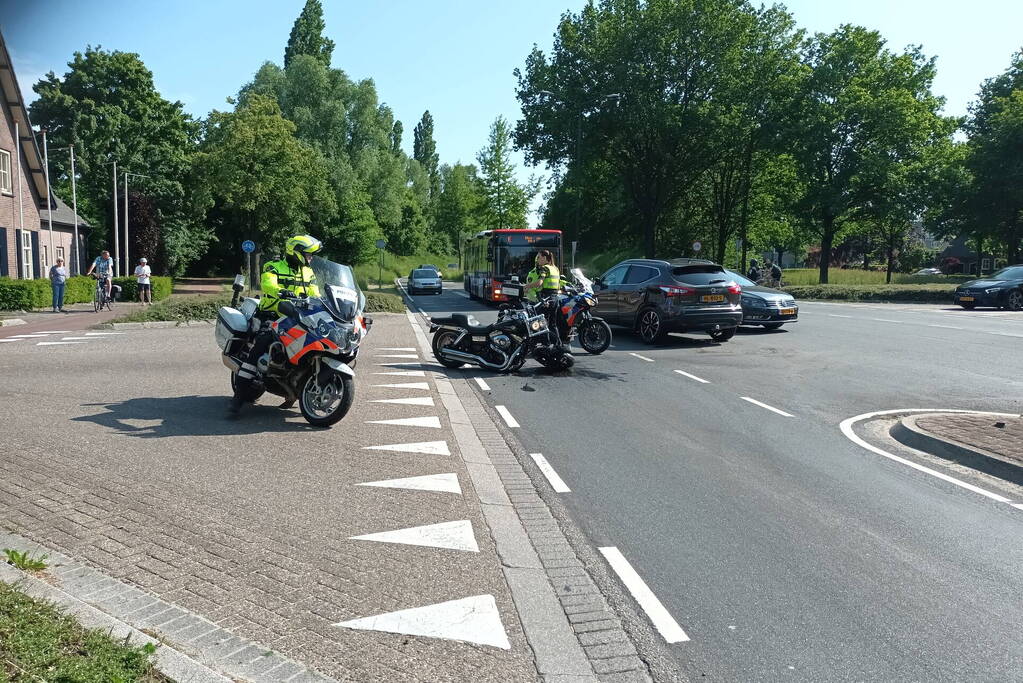 Motorrijder gewond bij botsing met auto op kruising