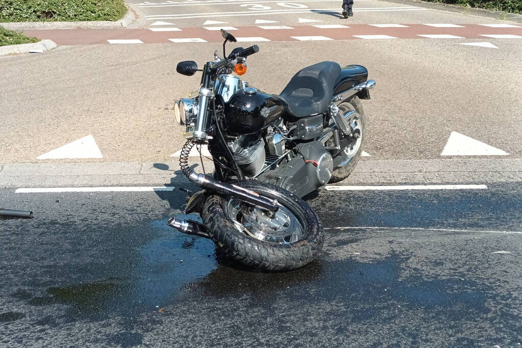 Motorrijder gewond bij botsing met auto op kruising