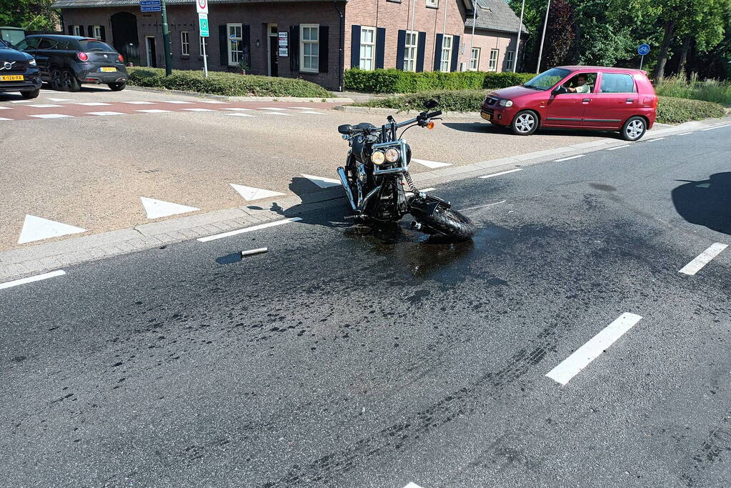 Motorrijder gewond bij botsing met auto op kruising