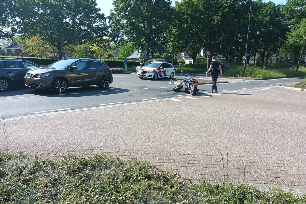 Motorrijder gewond bij botsing met auto op kruising