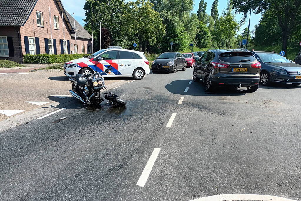Motorrijder gewond bij botsing met auto op kruising