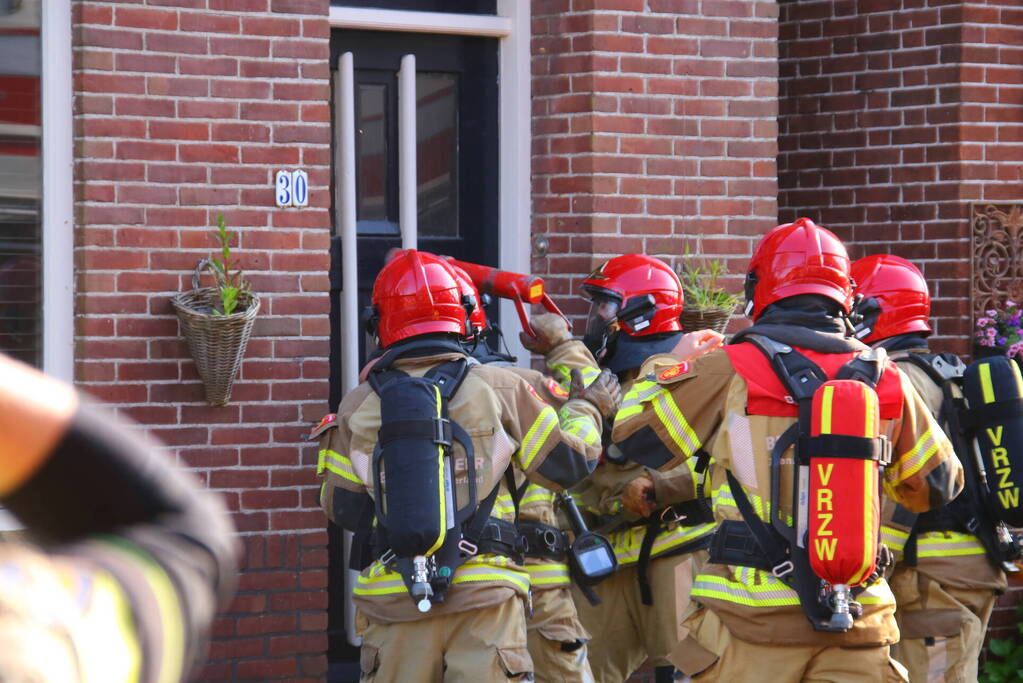 Brandweer forceert deur voor woningbrand