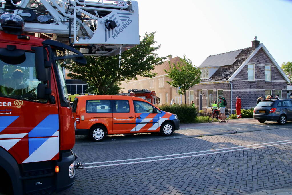 Brandweer forceert deur voor woningbrand