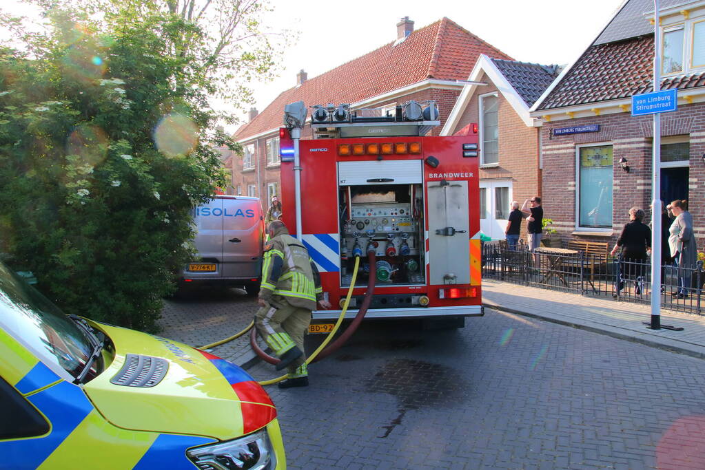 Brandweer forceert deur voor woningbrand