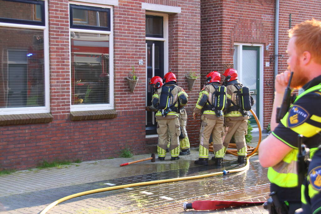 Brandweer forceert deur voor woningbrand