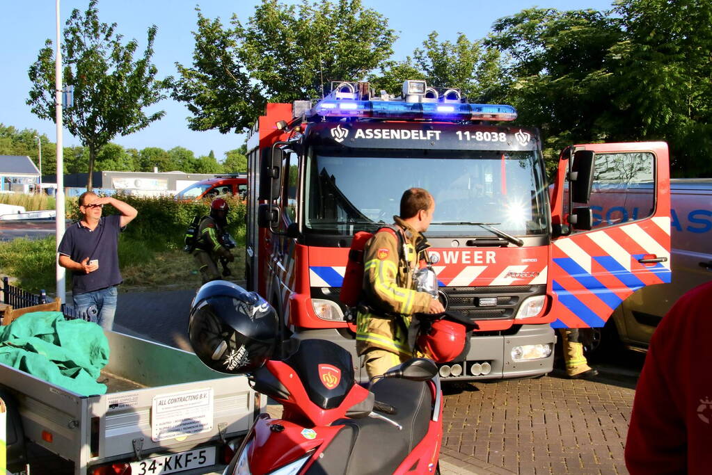 Brandweer forceert deur voor woningbrand
