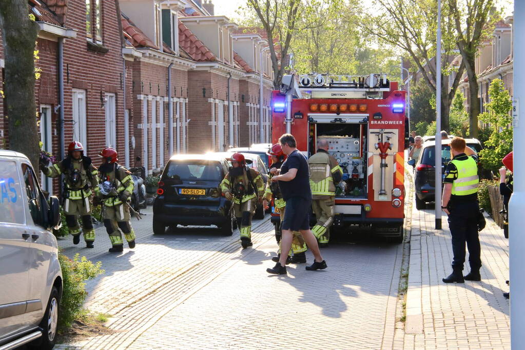 Brandweer forceert deur voor woningbrand