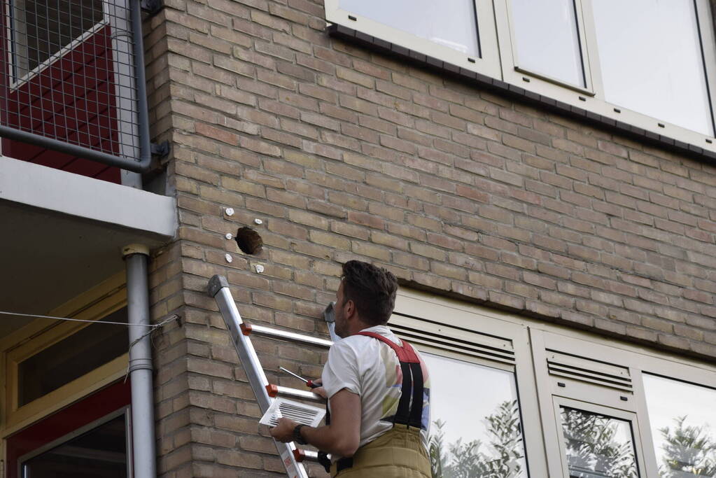Brandweer ingezet voor vogelnest in muur