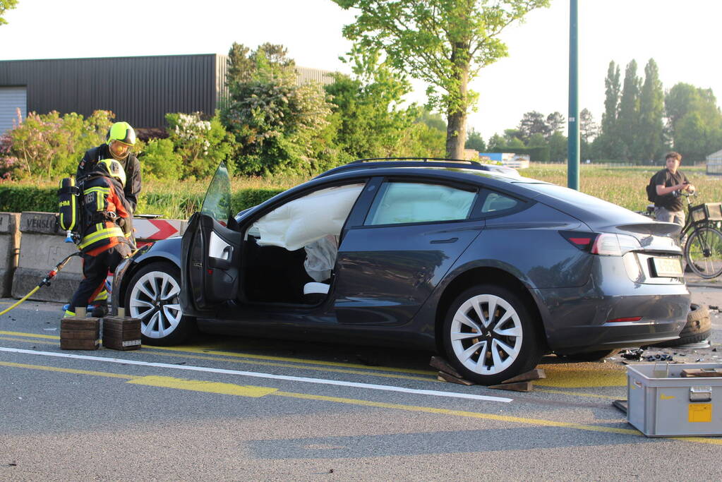 Ravage nadat auto op betonnen afzetting klapt