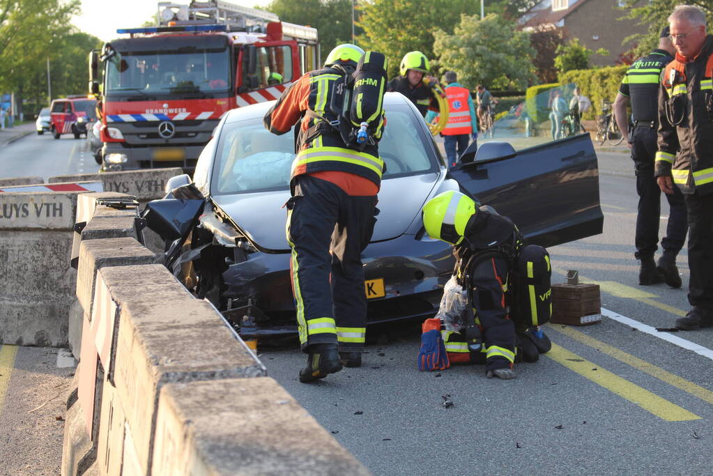 Ravage nadat auto op betonnen afzetting klapt