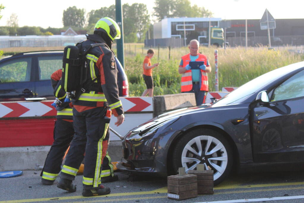 Ravage nadat auto op betonnen afzetting klapt