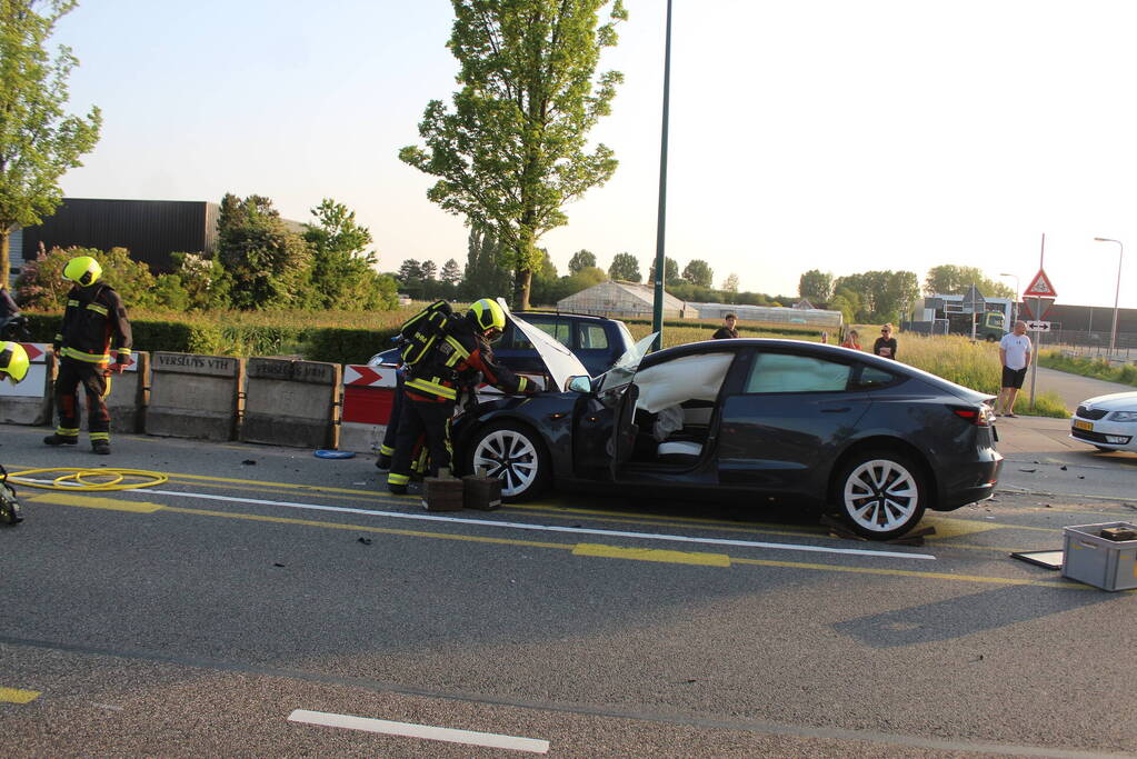 Ravage nadat auto op betonnen afzetting klapt