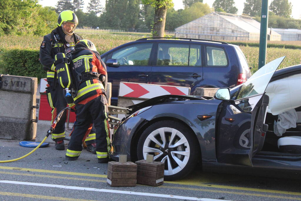 Ravage nadat auto op betonnen afzetting klapt