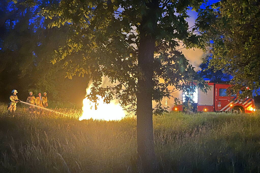 Brandweer blust brandende dixi