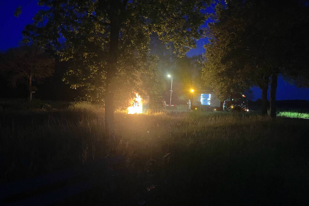 Brandweer blust brandende dixi