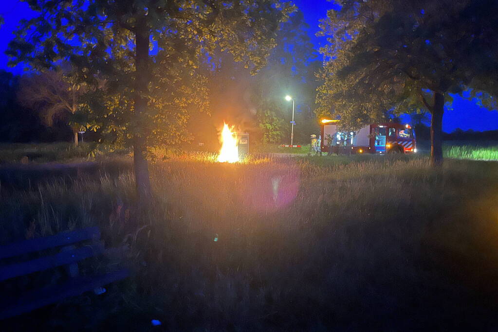 Brandweer blust brandende dixi