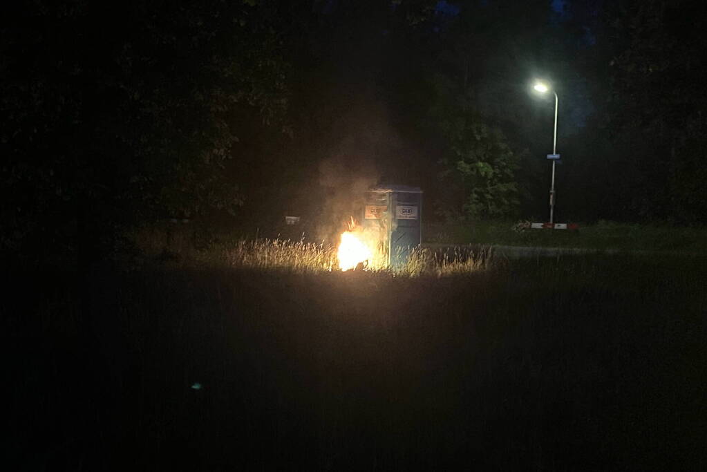 Brandweer blust brandende dixi