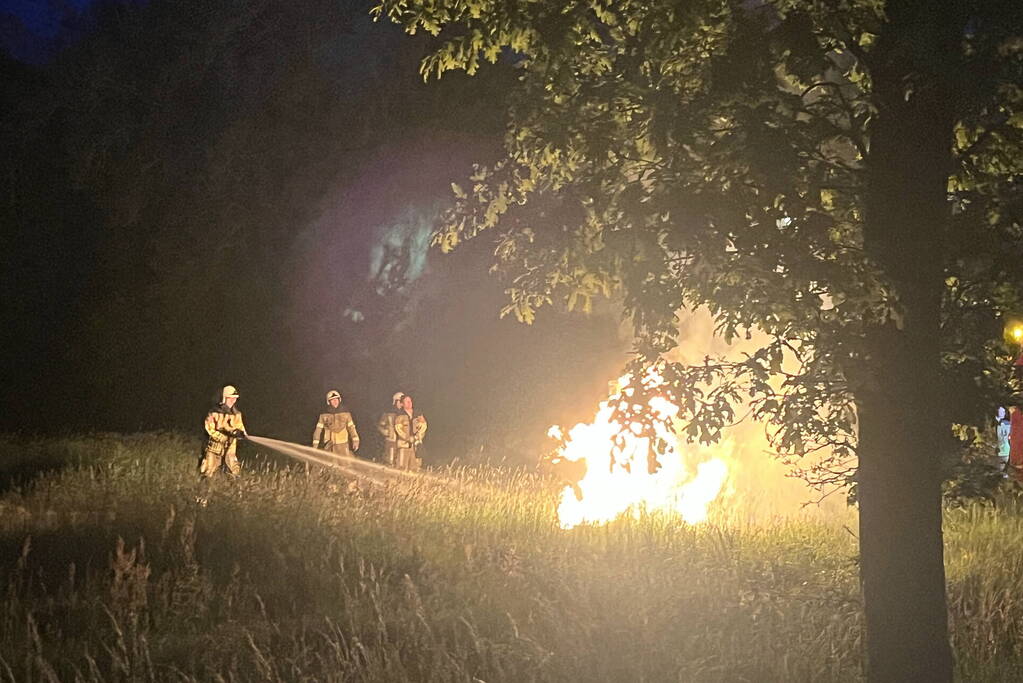 Brandweer blust brandende dixi